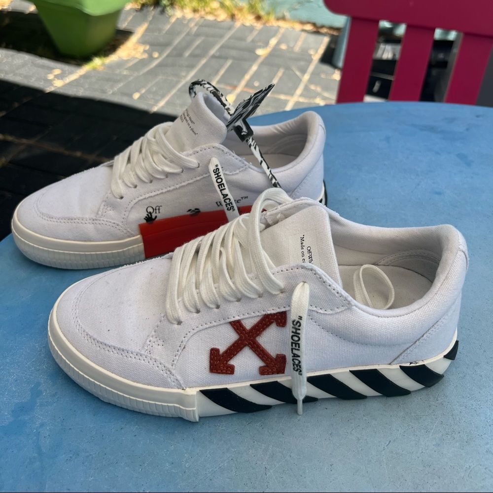 Bought them a while ago only wore them once, threw away the box.